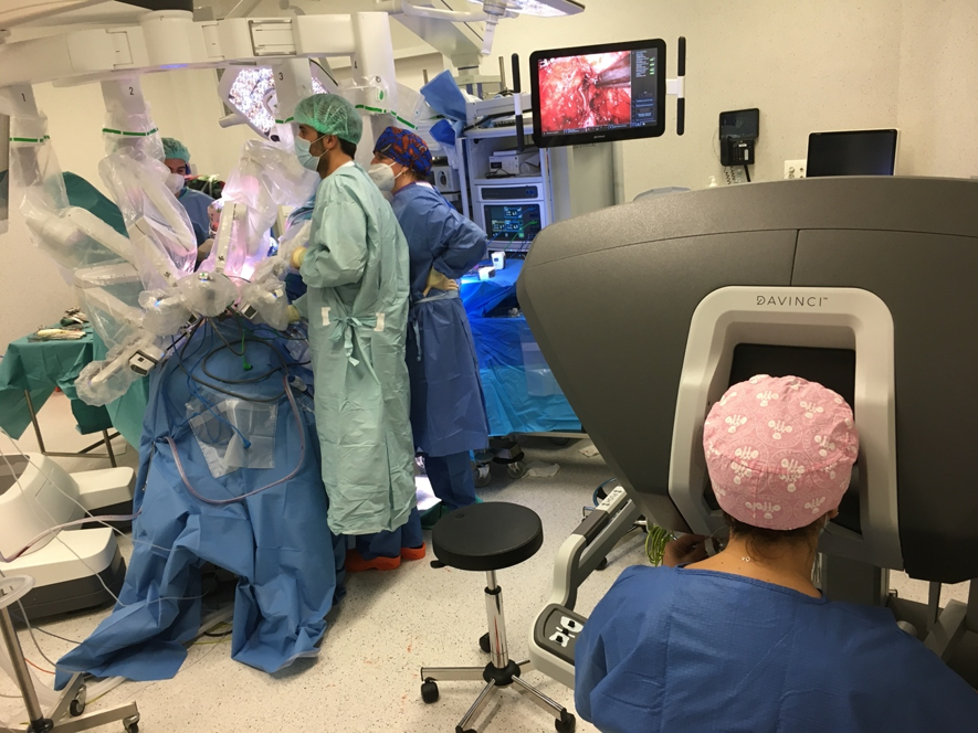 Surgical team performing Da Vinci robotic surgery, pioneers of robotic vaginoplasty in Europe